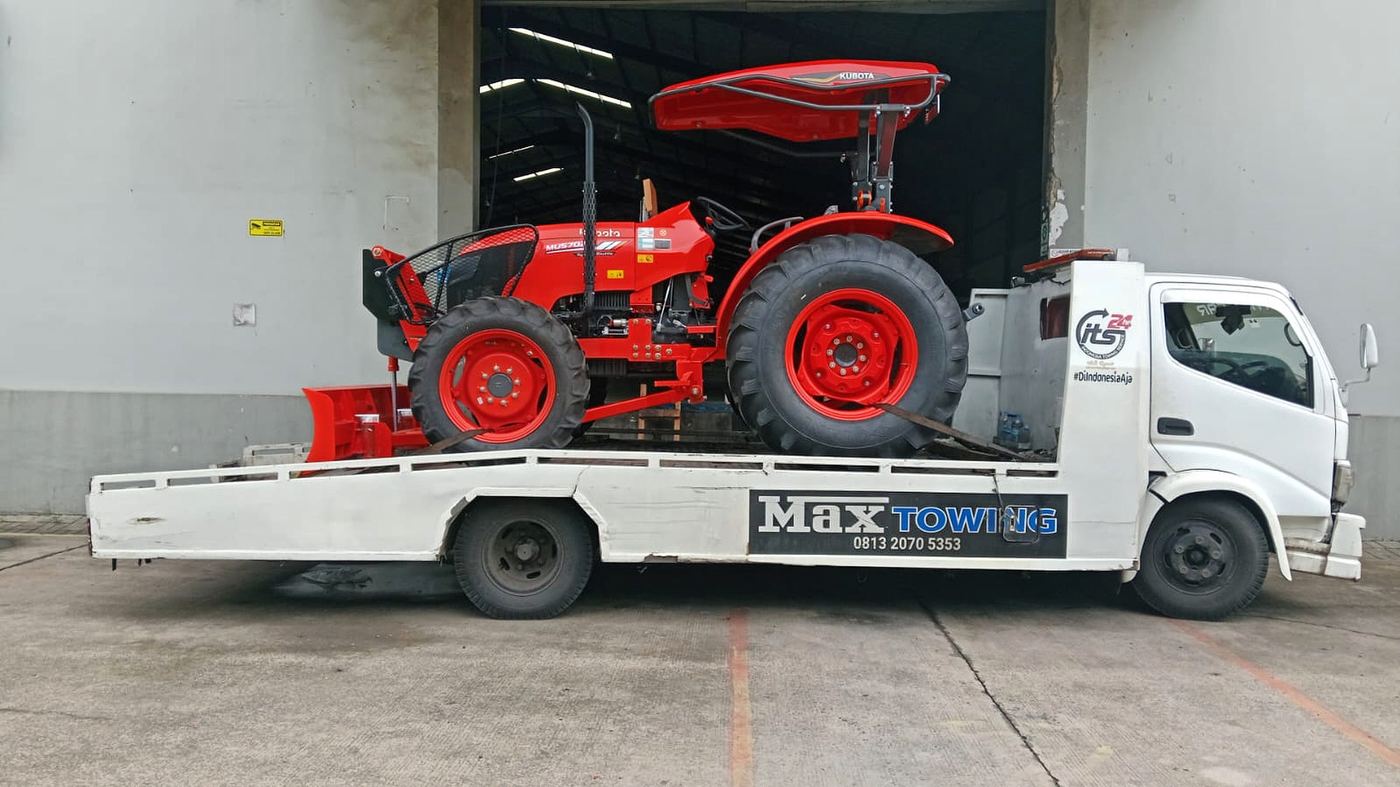 Truk Max Towing mengangkut traktor Kubota