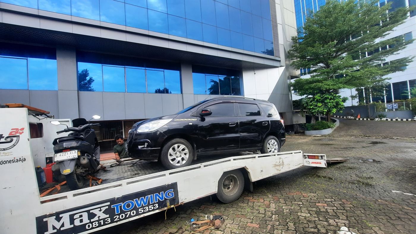 Mobil dan motor diangkut Max Towing di area perkantoran