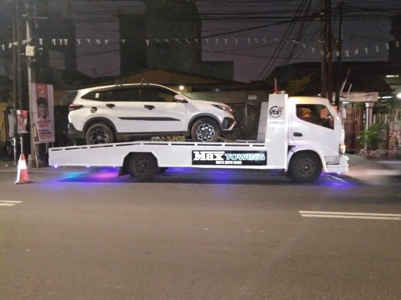 Towing mobil MPV pada malam hari dengan penerangan LED