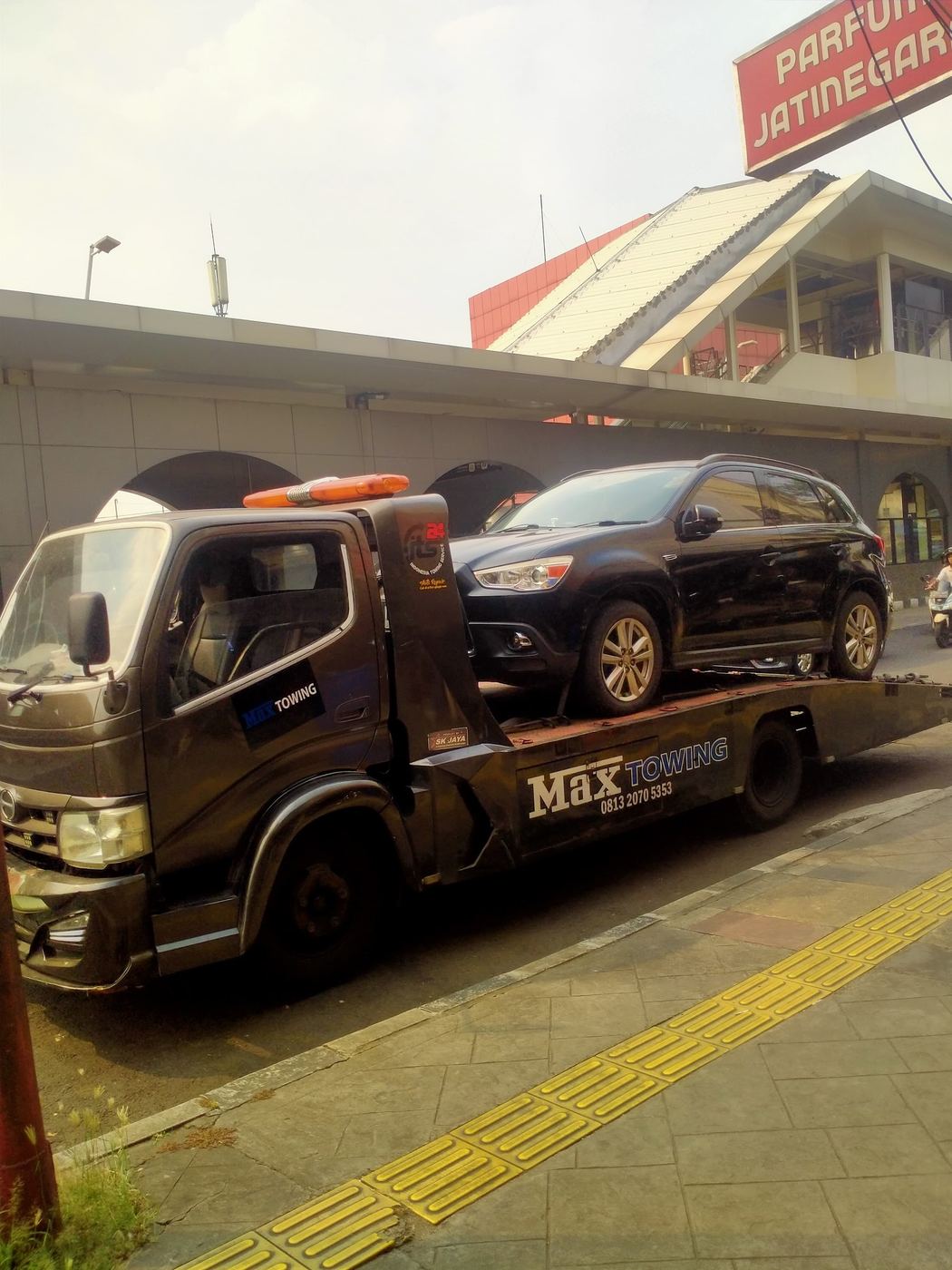 SUV diangkut menggunakan truk flatbed Max Towing
