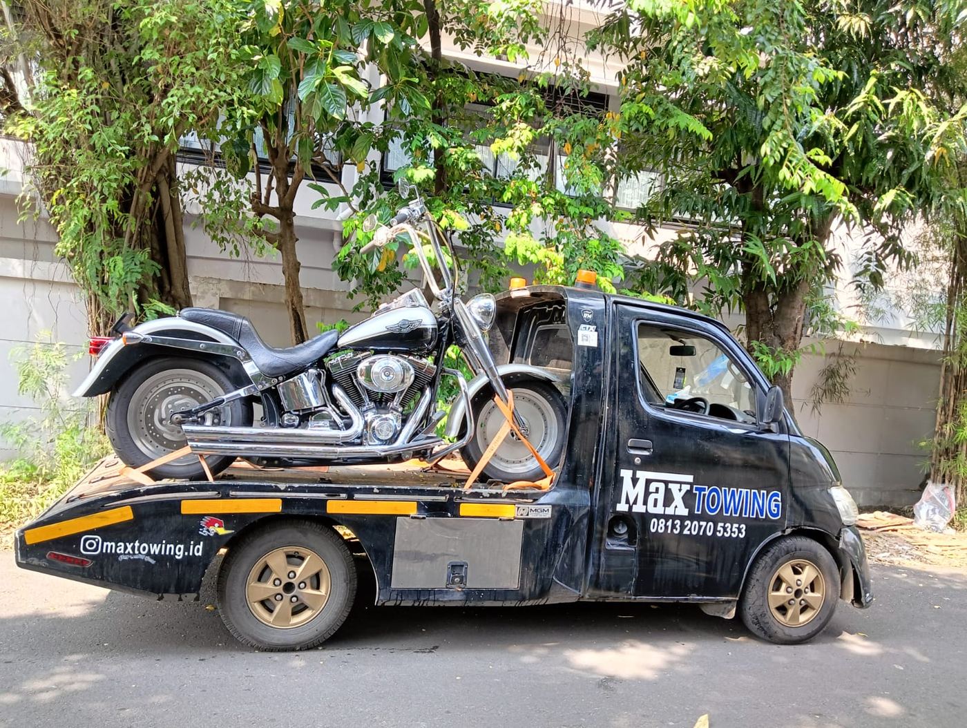 Motor custom diangkut dengan truk towing kompak Max Towing