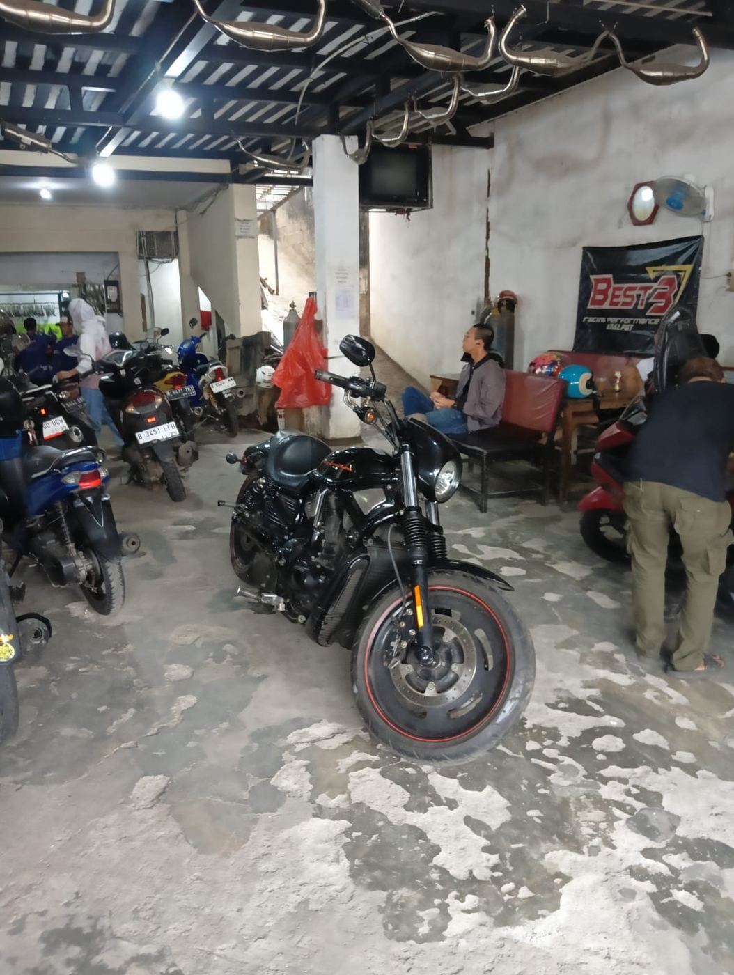 Evakuasi mobil dan motor di kawasan perkantoran Jakarta