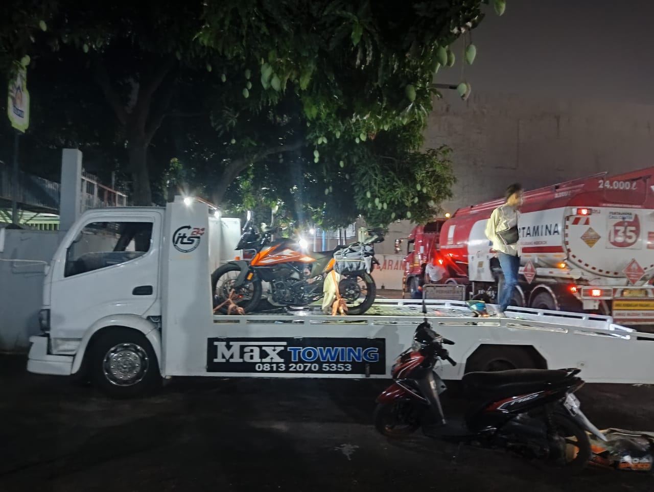 Motor sport diangkut Max Towing pada malam hari