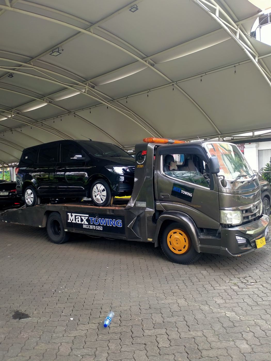 Mobil MPV diangkut Max Towing di area tertutup