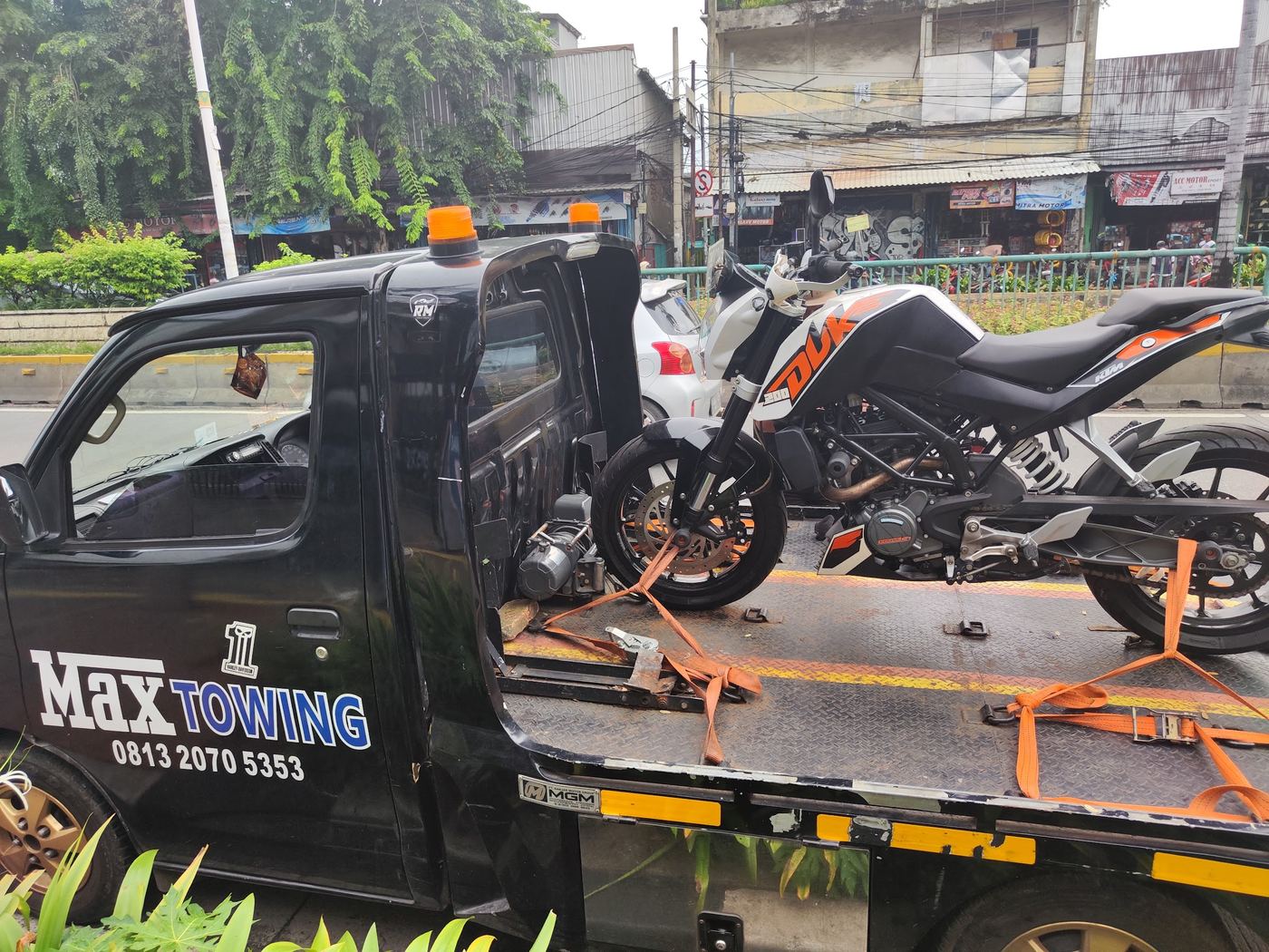 Motor KTM Duke diangkut di pinggir jalan