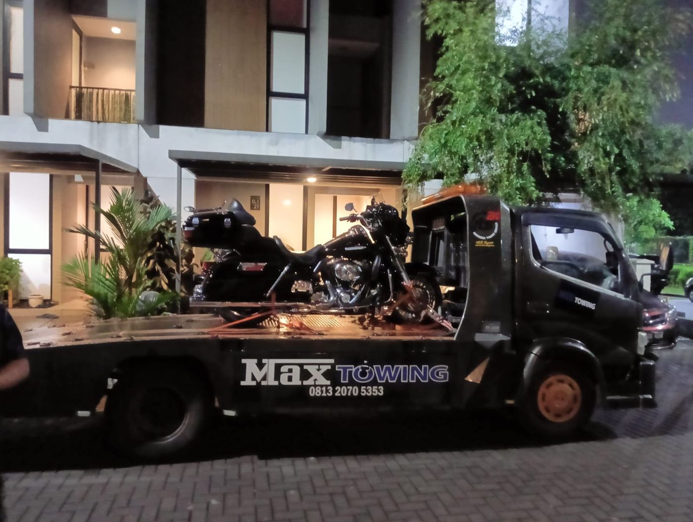 Mobil pickup diangkut menggunakan truk Max Towing