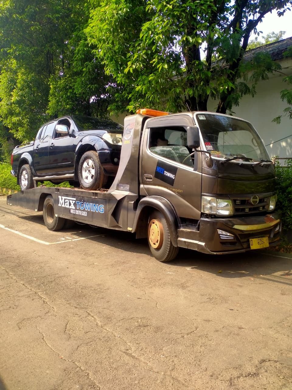 Truk Max Towing mengevakuasi mobil pickup