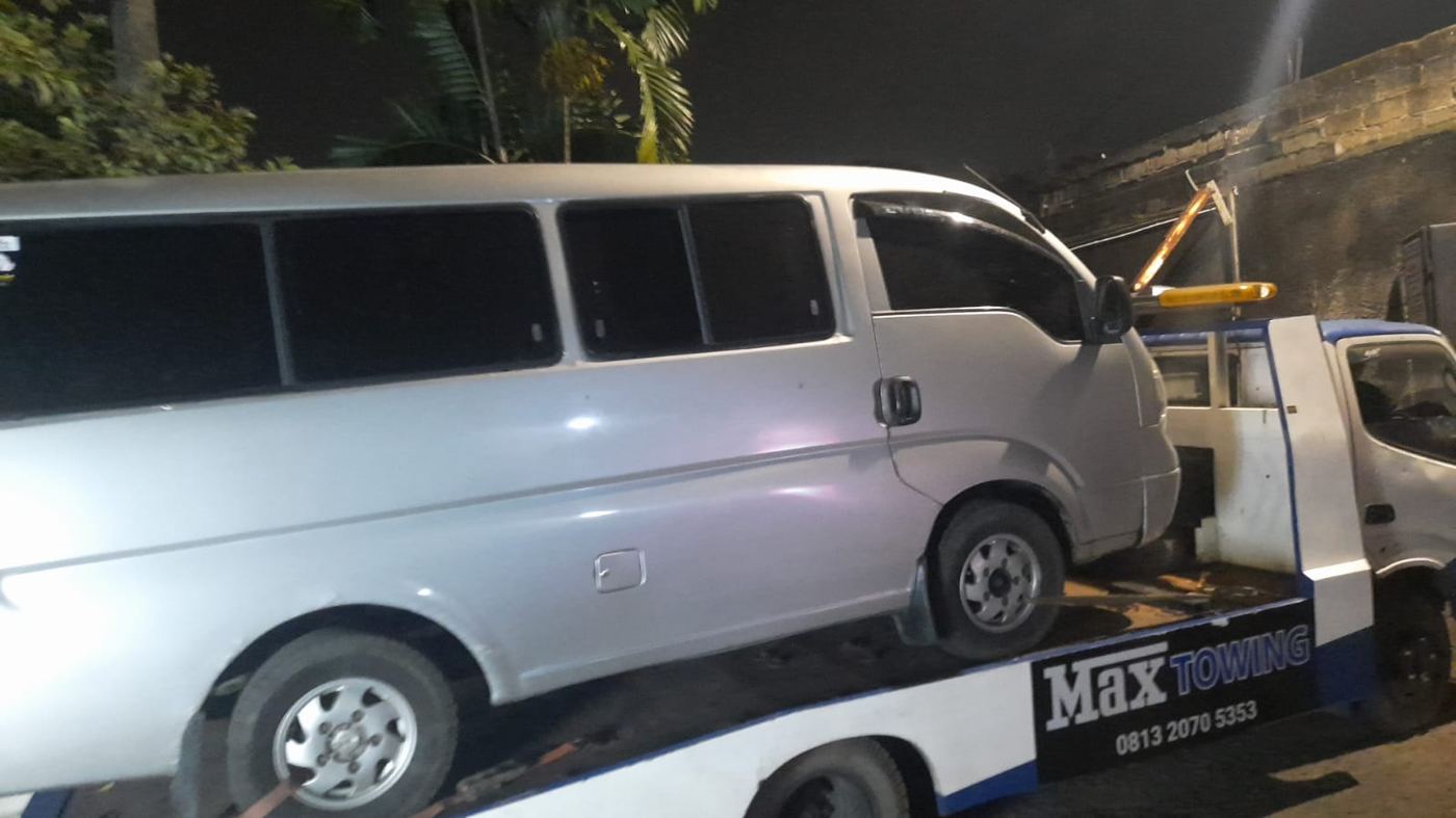 Truk box turut dievakuasi oleh Max Towing