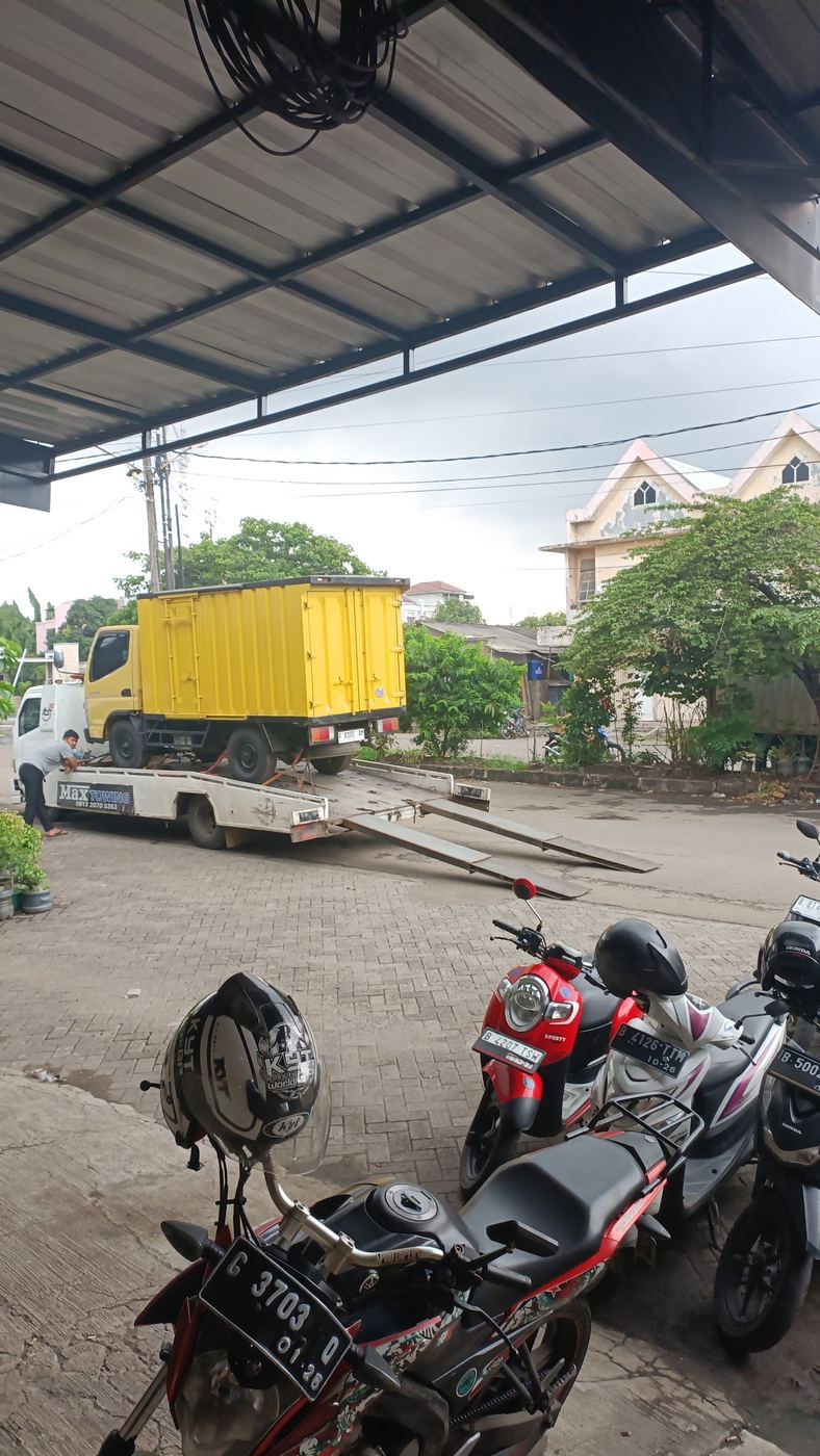 Mobil van diangkut naik ke truk flatbed Max Towing