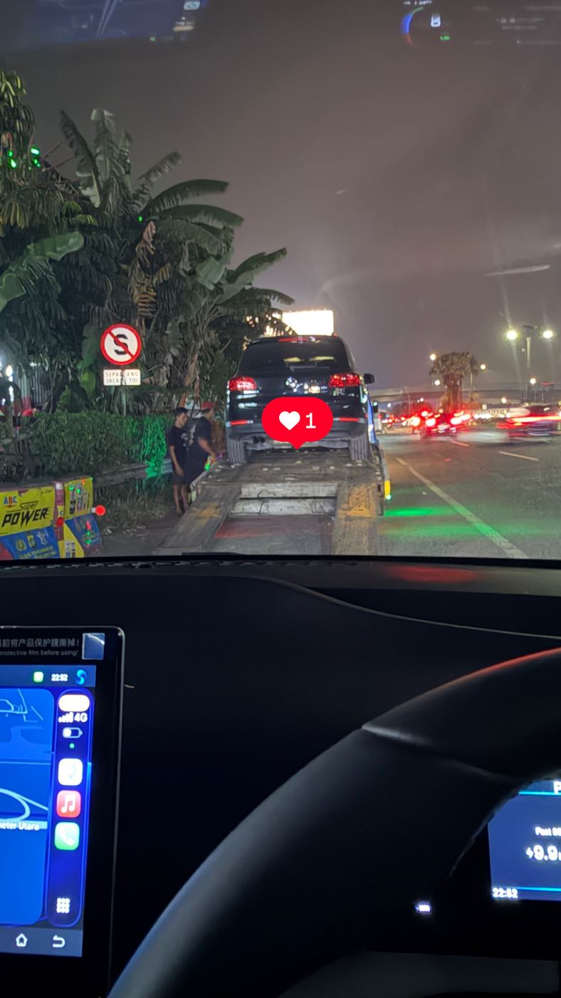 Proses evakuasi kendaraan oleh tim Max Towing